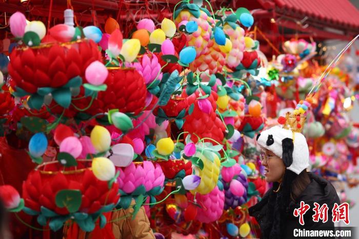 城南琵琶街灯市吸引市民前来选购花灯。　泱波 摄