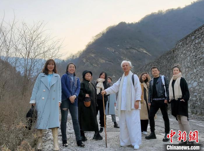 近日，台北书院山长林谷芳受访，谈两岸民间以视频互致新春问候的现象。图为林谷芳与学生终南山游学。　林谷芳先生供图