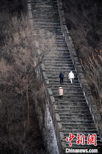 近日，台北书院山长林谷芳受访，谈两岸民间以视频互致新春问候的现象。图为林谷芳与学生登怀柔长城。　林谷芳先生供图