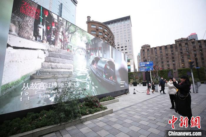 行人驻足拍摄《万象中国》预告片 吕心泉 摄