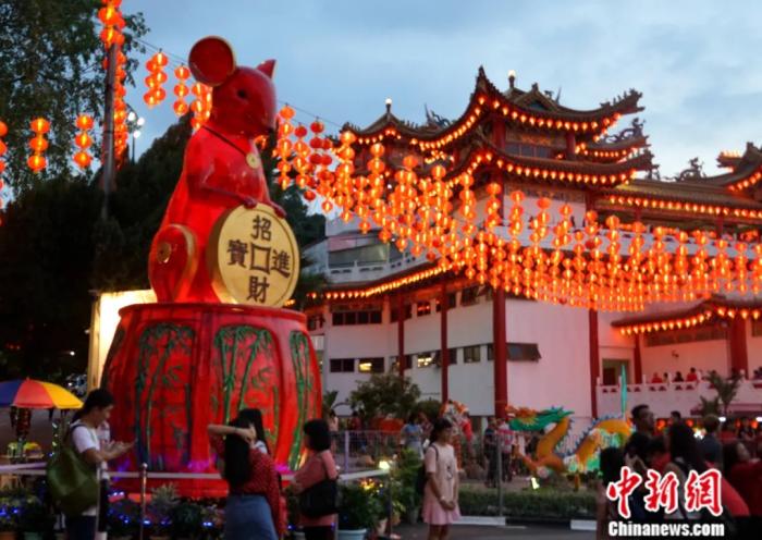 2020年春节期间，马来西亚首都吉隆坡，雪隆海南会馆(天后宫)前立起巨型老鼠灯，祝福民众新年丰衣足食。<a target='_blank' href='http://www.chinanews.com/'>中新社</a>记者 陈悦 摄