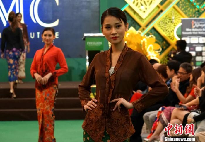 娘惹们展现自己颇具特色的服饰。<a target='_blank' href='http://www.chinanews.com/'>中新社</a>记者 陈悦 摄