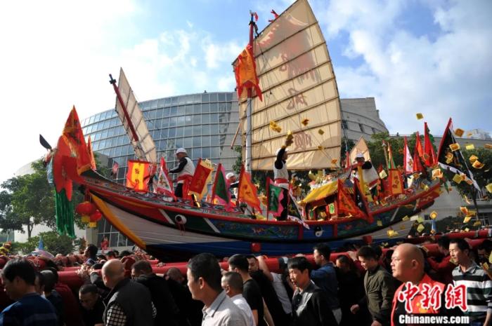2020年，中国与马来西亚联合申报的“送王船——有关人与海洋可持续联系的仪式及相关实践”项目列入联合国教科文组织人类非物质文化遗产代表作名录。送王船也称“烧王船”“祭王船”“贡王”等，俗称“做好事”，是一种民间消灾祈安的祭典醮会，至今已有600多年的历史。图为厦门海沧钟山的送王船盛典。<a target='_blank' href='http://www.chinanews.com/'>中新社</a>记者 张斌 摄