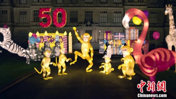 法国布拉尼亚克中国彩灯展上“穿越时空的动物栖息地”文化版块。四川轻化工大学彩灯学院供图