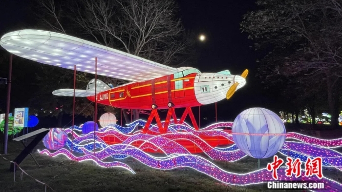 法国布拉尼亚克市灯会中用彩灯形式表现的法国“风神”号飞机。四川轻化工大学彩灯学院供图