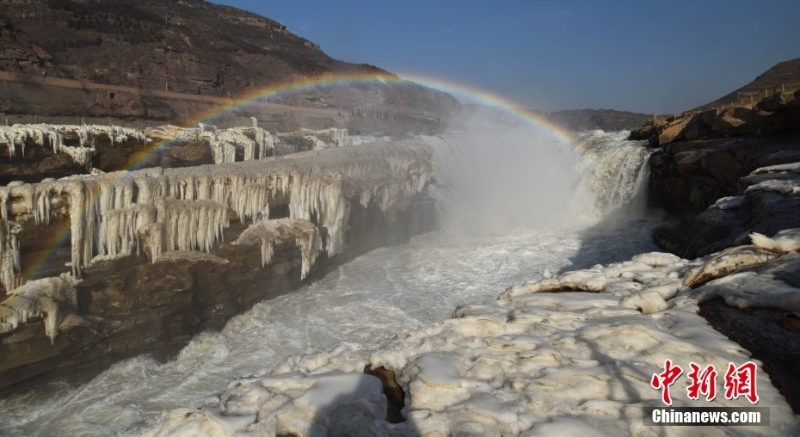 黄河壶口瀑布再现冰瀑彩虹壮美景观