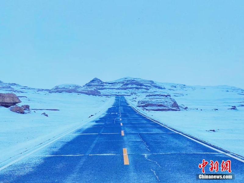 “中国旱极”敦煌雅丹魔鬼城变“冰雪世界”