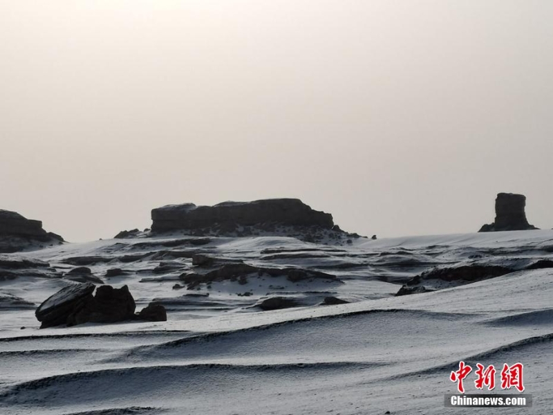 “中国旱极”敦煌雅丹魔鬼城变“冰雪世界”