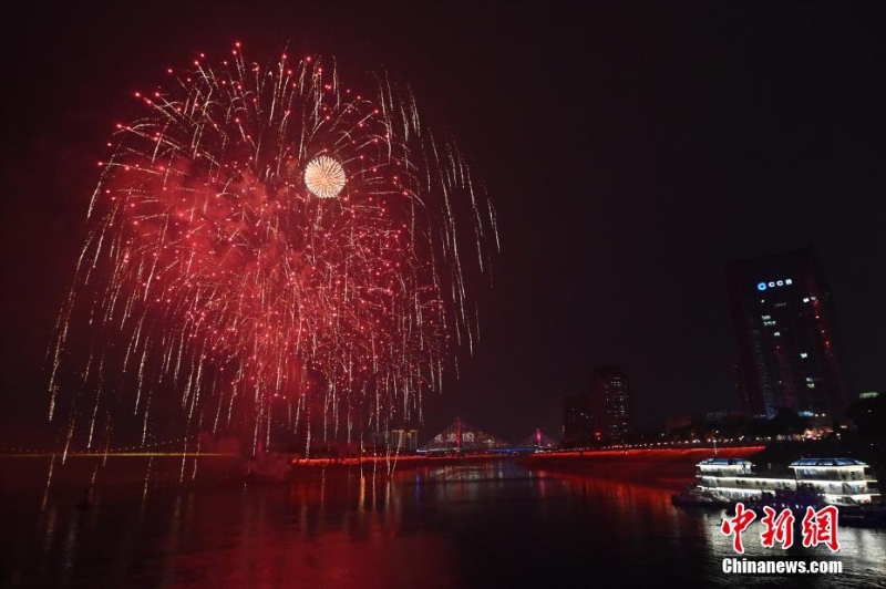 湖北宜昌元宵焰火绚丽多彩