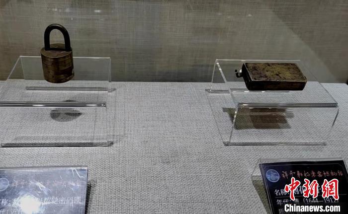 图为展出的清代《刻花盒子锁》等展品，吸引观众的眼球。　唐梦悠 摄