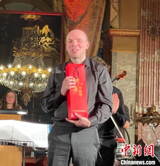 音乐会结束后，观众为左汉(Johan·Famaey)送上中国新年礼物。　德永健 摄