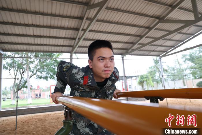 一名备考战士正在加强体能训练 武警海南总队机动支队供图
