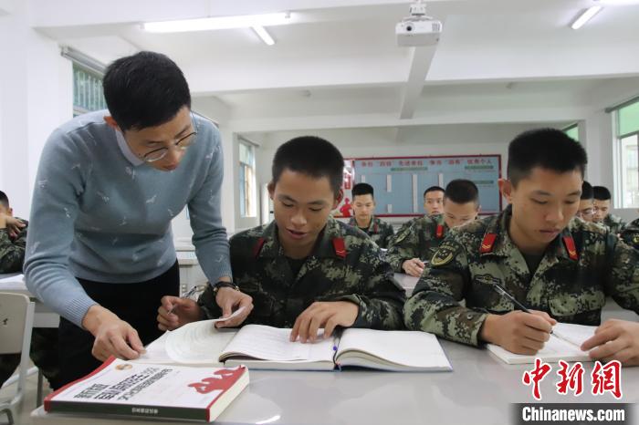 辅导老师正在为备考战士解答学科中的难题。　武警海南总队机动支队供图