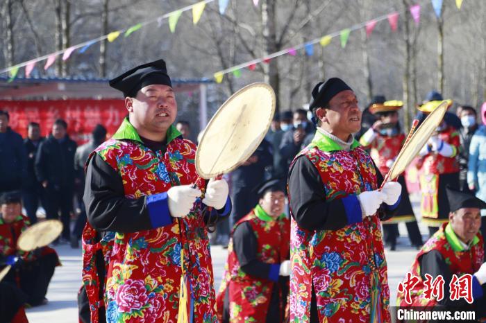 图为土族男子表演梆梆舞。　马铭言 摄