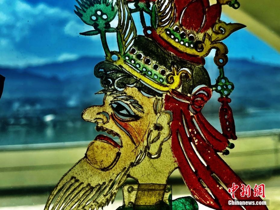 青海皮影艺人雕刻“人生百态”