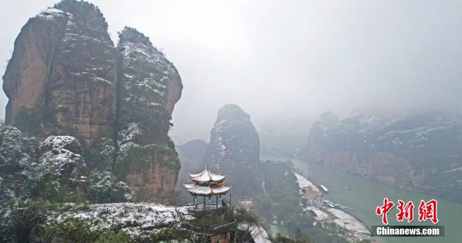 航拍江西龙虎山雪后初霁 南国雪景别有韵味