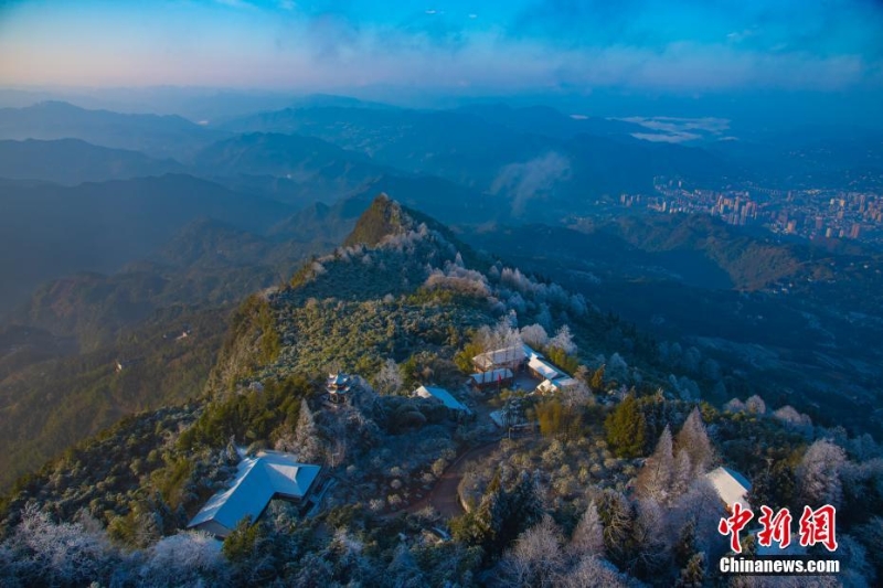 四川叙永：春雪染丹山