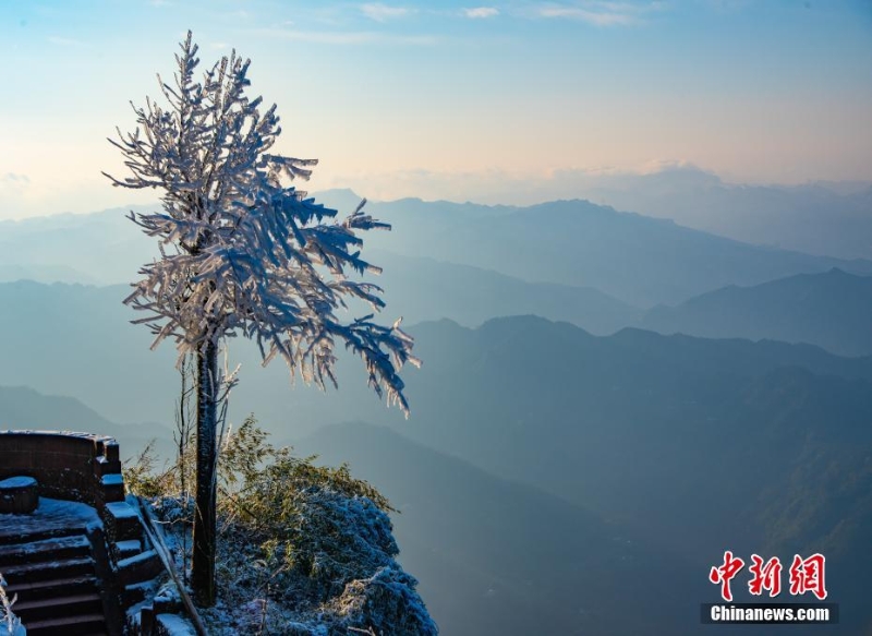 四川叙永：春雪染丹山