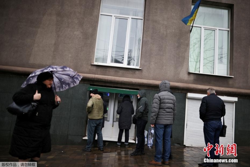乌克兰多地自动提款机前排起长龙