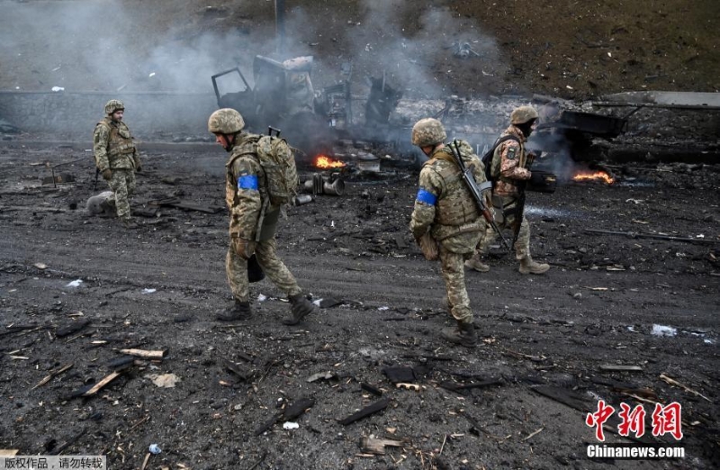 乌克兰军队基辅街头遭遇俄罗斯突袭小组 交火后地面一片狼籍