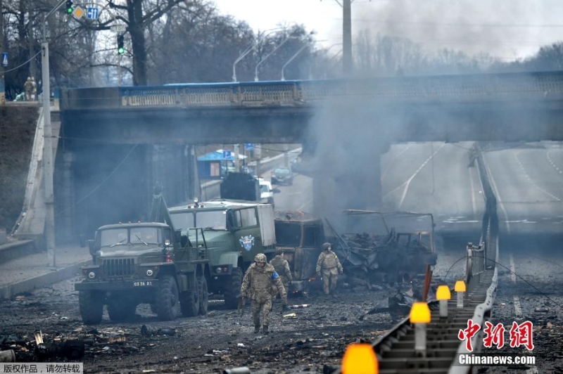 乌克兰军队基辅街头遭遇俄罗斯突袭小组 交火后地面一片狼籍