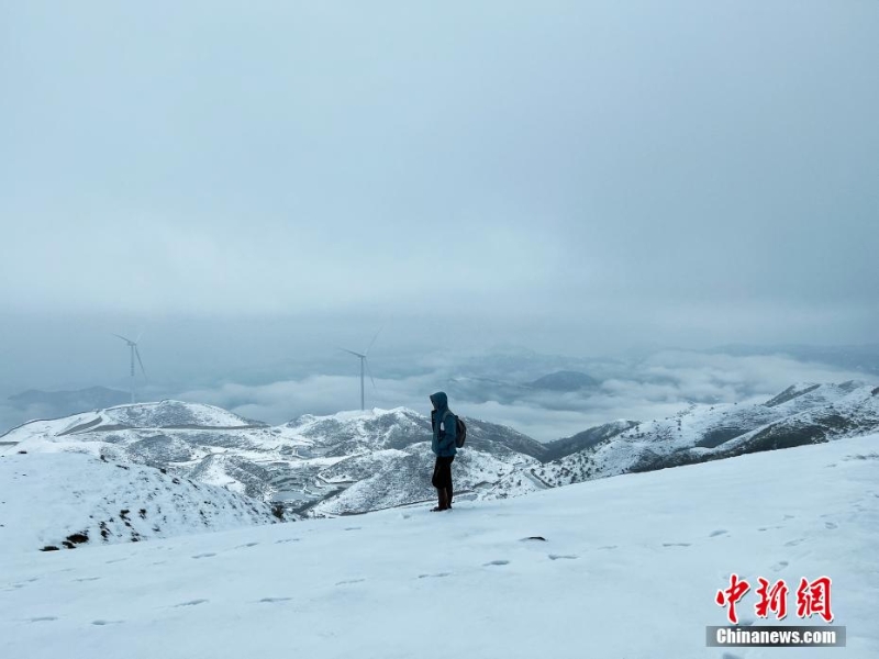 广西摩天岭出现雪岭云海景观