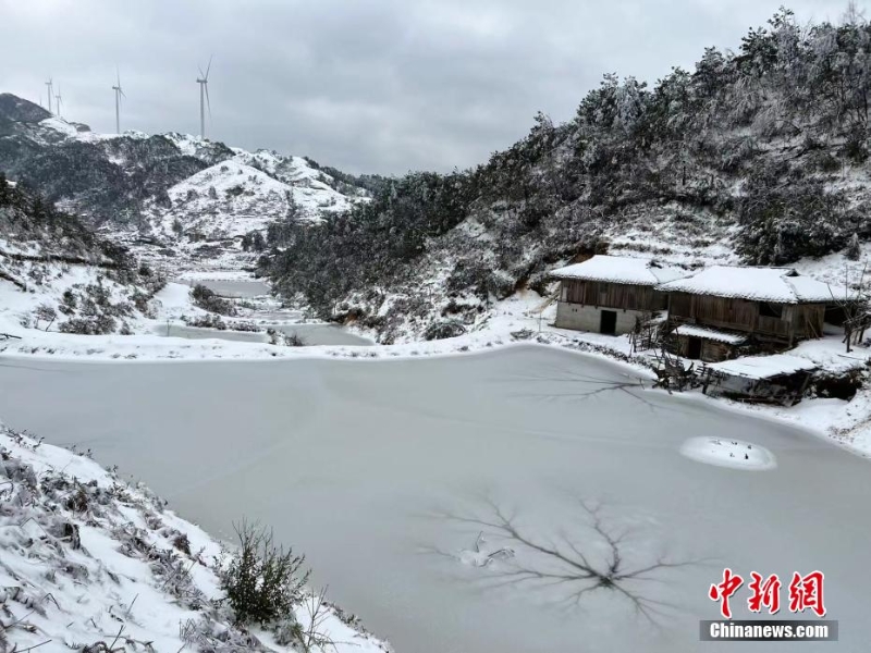 广西摩天岭出现雪岭云海景观