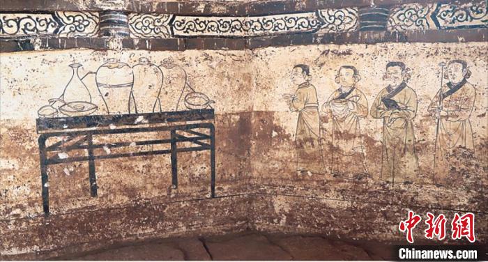 墓室东壁、东南壁备酒图。　山西省考古研究院提供
