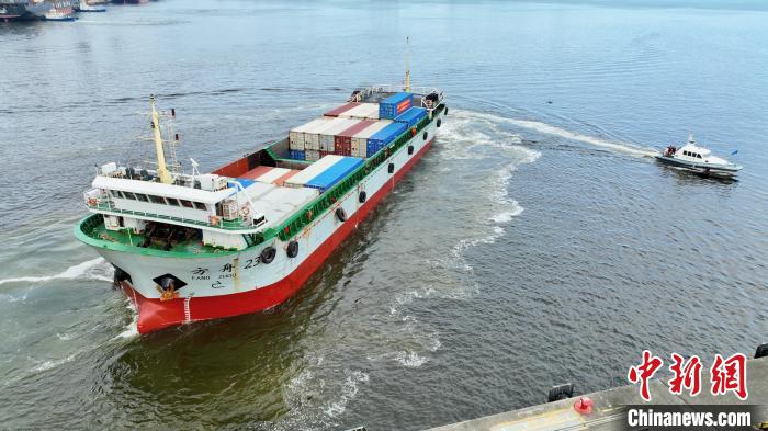 图为五洲航运驳船“方舟23”载着748吨重点防疫及民生物资发往香港。　陈文 摄