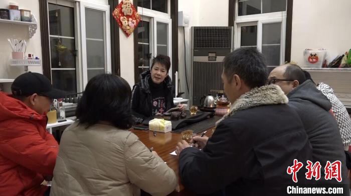 潘建蒲在与“美丽家园”公益组织小伙伴们商量着最近的工作安排 张践 摄