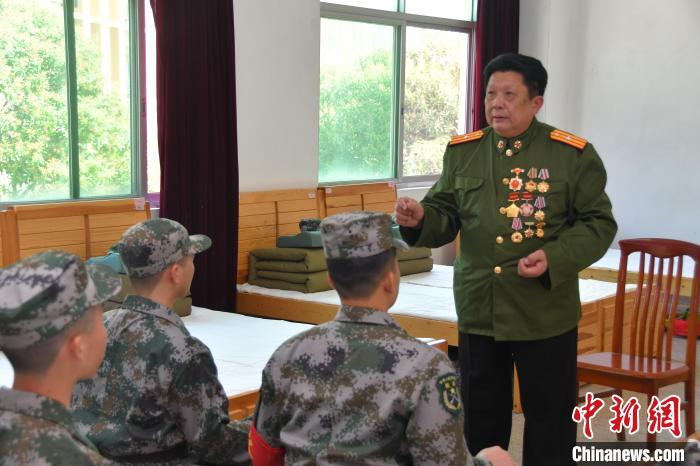 老英雄为“准新兵”讲战斗故事。　漳州市退役军人事务局供图