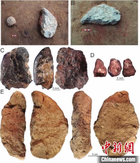 赤铁矿加工相关遗迹(红色染色区)与遗物。　研究团队 供图