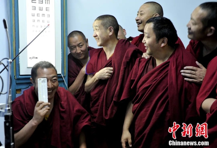 2012年5月7日，8座寺庙的百余名僧尼来到拉萨市人民医院，进行免费体检。<a target='_blank' href='http://www.chinanews.com/'>中新社</a>发 李林 摄