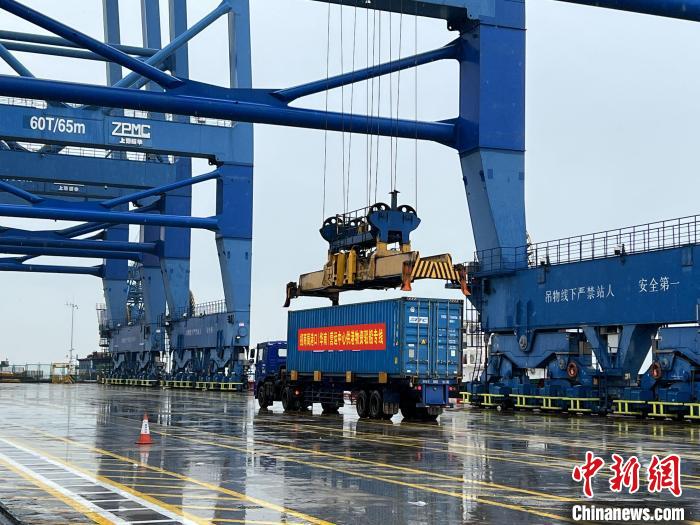 图为招商局供港物资驳船专线。　深圳市交通运输局 供图