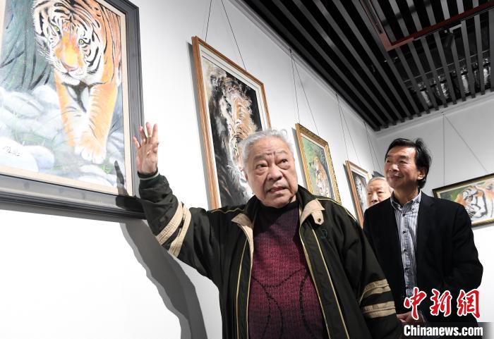 福州“退休市长画家”举办百虎画展