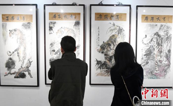 福州“退休市长画家”龚雄百虎画展吸引观众观展。　记者刘可耕 摄