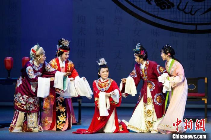 　福建芳华越剧院以越剧《红楼梦》入选“中国戏曲像音像工程”并于近日在福州完成拍摄。　蒋芃 摄