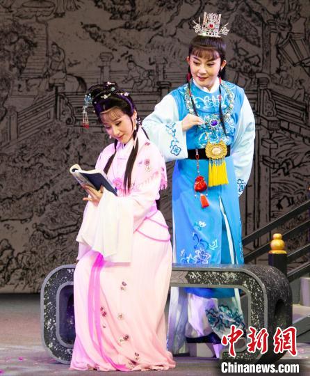 剧中的贾宝玉由中国戏剧梅花奖得主陈丽宇(右)饰演，林黛玉则由一级演员郑全(左)饰演。　蒋芃 摄