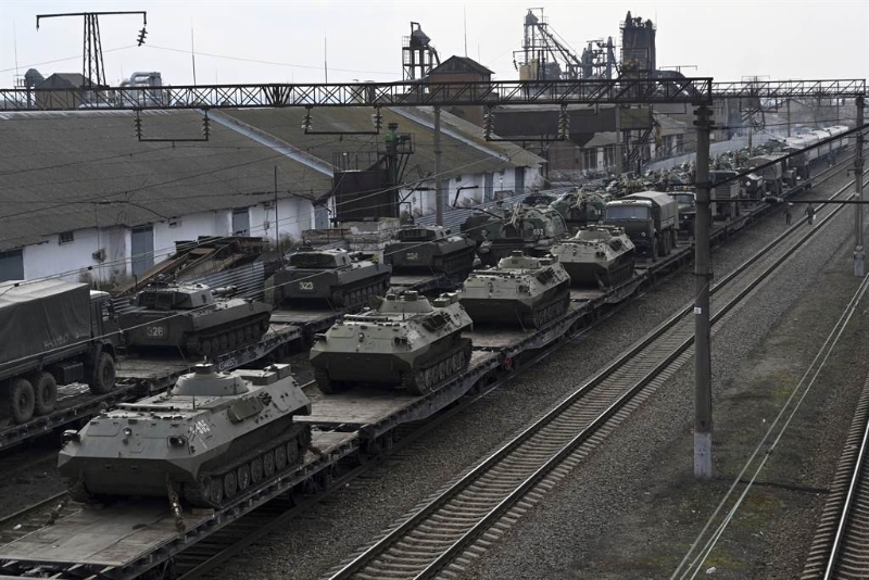 俄罗斯装甲车2月23日在俄乌边境附近被装运上火车。（美联社）.jpg