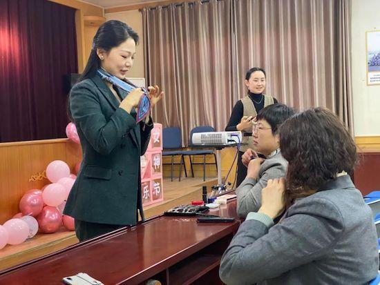 “女神节”来临，济南旅游学校以礼仪和美学课程服务驻地街道