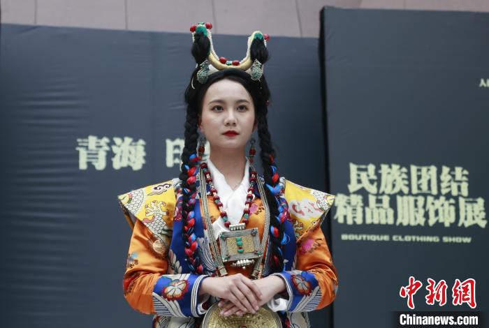 图为模特展示藏族服饰。　马铭言 摄