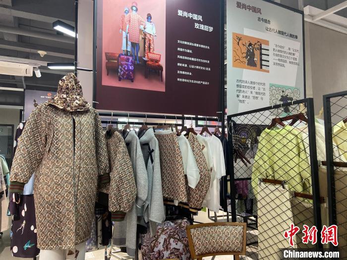 设计师作品融入文化元素 项菁 摄
