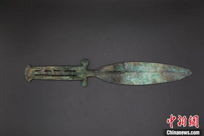 图为后石商墓出土器物——青铜短剑。　山西省考古研究院供图