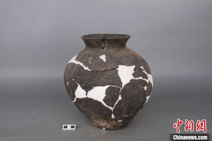 图为后石商墓出土器物——陶罐。　山西省考古研究院供图