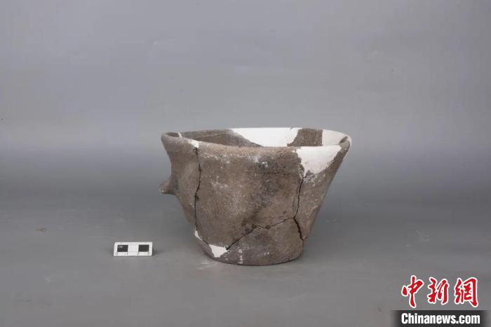 图为后石商墓出土器物——陶盆。　山西省考古研究院供图