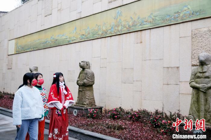 古窑景区内30米长巨幅陶瓷壁画“千里江山图”成为游客打卡点。　景德镇古窑供图