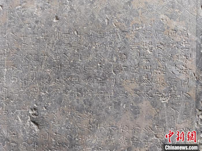 临西县发现的明代墓志铭石刻。　张玉坤 摄