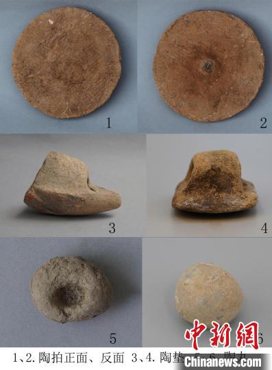 图为出土的陶拍、陶垫和陶丸。　中国社会科学院考古研究所丰镐队供图