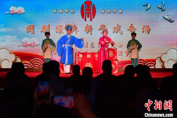 图为闽剧演员在表演闽剧《王莲莲与甘国宝》。当日，“闽剧文化日系列活动”在福州举行。