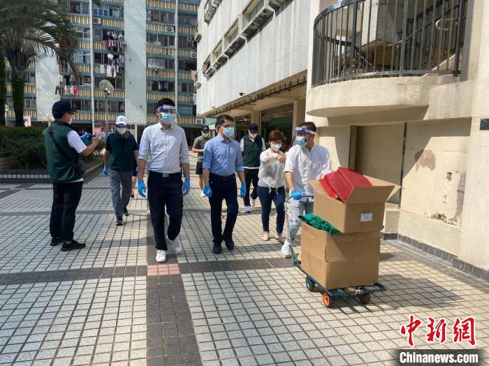 3月15日，中石化香港义工与民建联成员到大埔广福邨，向居民派发抗疫物资和药物。　中石化香港供图
